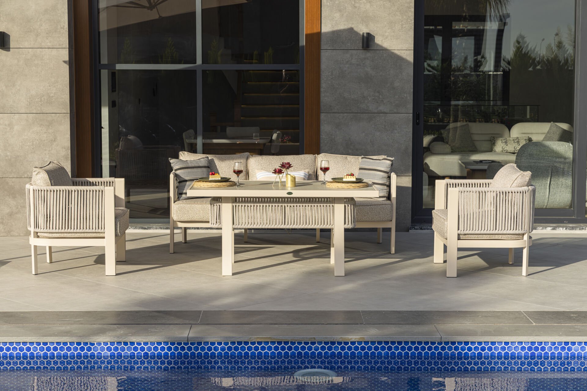 MARİNA BAHÇE OTURMA GRUBU